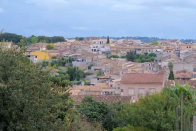 Vista del pueblo de Llubí desde lo alto